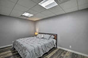 1 bedroom, desk, iron/ironing board, free WiFi - Downtown Apartment next to Lake & Hospital (Albert Lea)