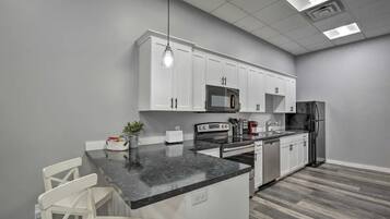 Frigorífic, microones, forn i placa de cuina