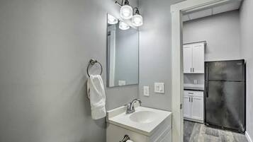 Dutxa, assecador de cabells, tovalloles i sabó