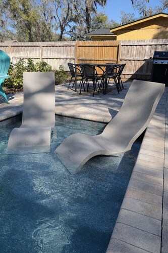 HEATED POOL-Modern Cozy 3 bedroom Cottage