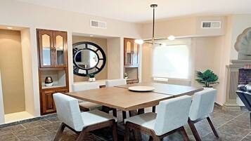 Vila Keluarga, 3 kamar tidur | Ruang makan