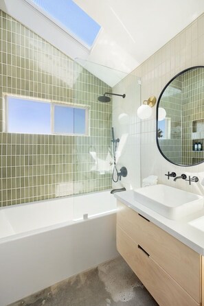 Combined shower/bathtub, hair dryer, towels - Green Jackrabbit - Hot Tub + Endless Desert Views! (Joshua Tree)