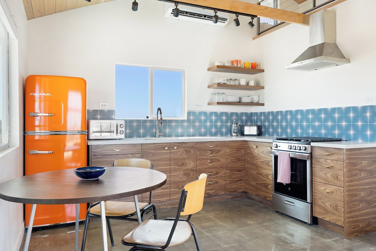 Coffee/tea maker, fridge, microwave, oven