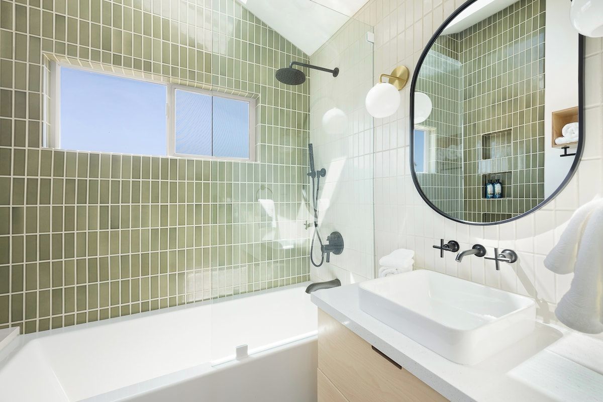 Combined shower/tub, hair dryer, towels, shampoo