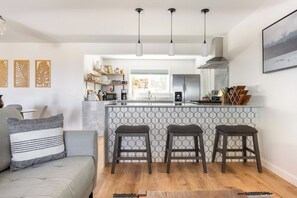 Interior - Hale I'o, Remodeled 2/2 luxury, AC, Ocean view (Kailua-Kona)