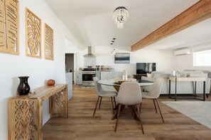 Interior - Hale 'Io • Remodeled 2/2 Luxury • AC • Ocean View (Kailua-Kona)