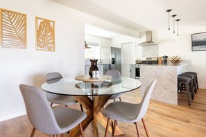 Dining - Hale 'Io • Remodeled 2/2 Luxury • AC • Ocean View (Kailua-Kona)