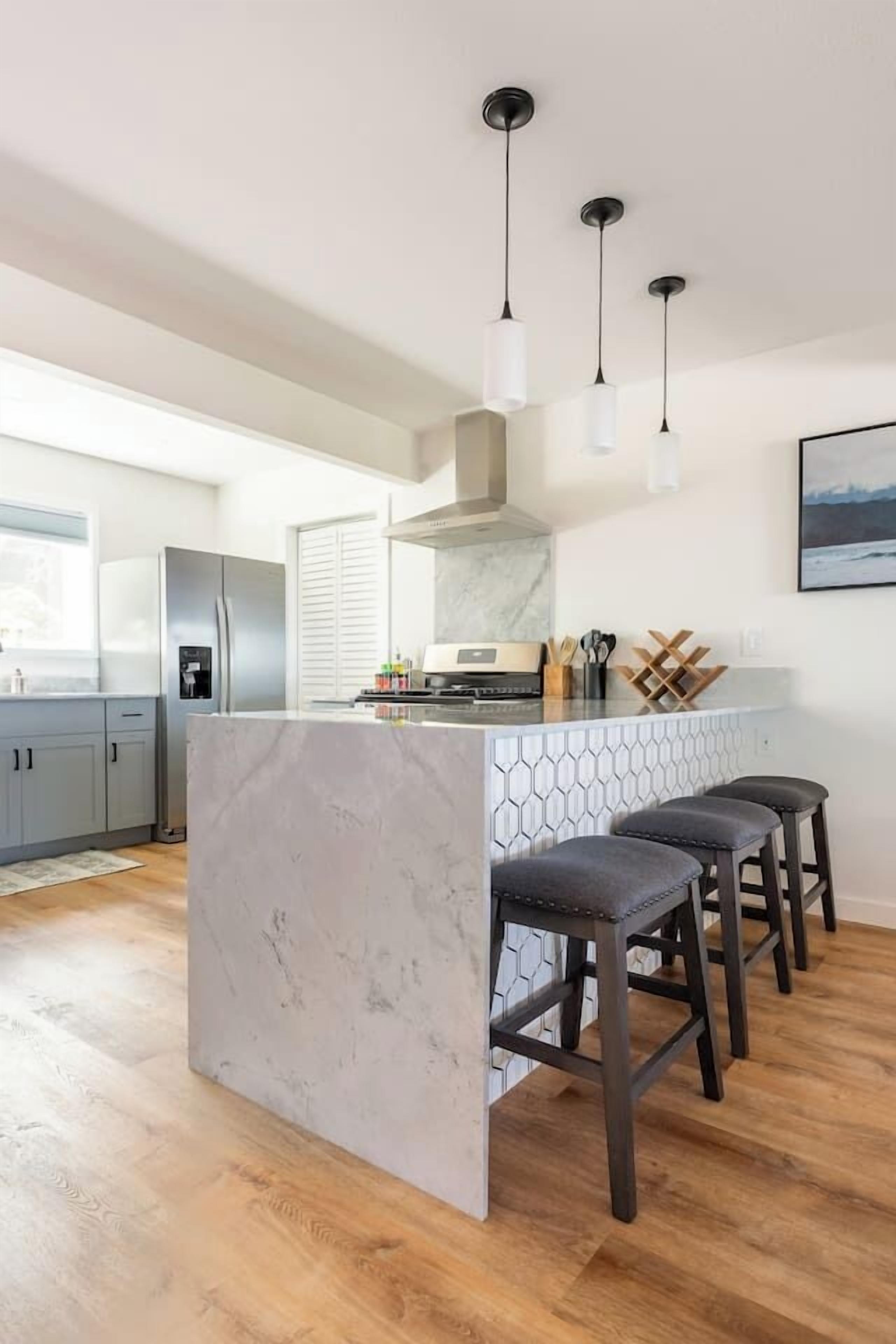 Jääkaappi, mikroaaltouuni, uuni, liesi