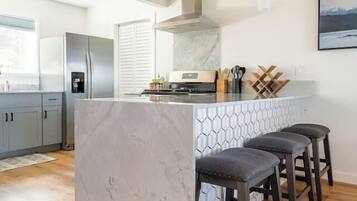 Jääkaappi, mikroaaltouuni, uuni, liesi