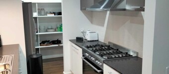 Modern 4 bedroom house walk to beach