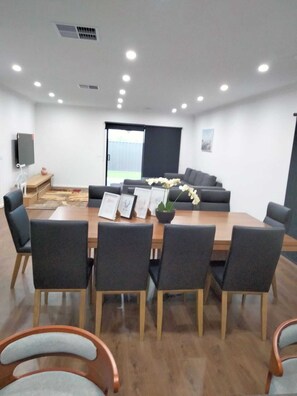 Memory-foam beds, free WiFi, bed sheets - Modern 4 bedroom house walk to beach (St Leonards)