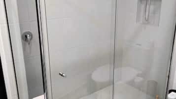 Chambre Deluxe | Salle de bain | Articles de toilette de luxe, sĂšche-cheveux, bidet, serviettes fournies