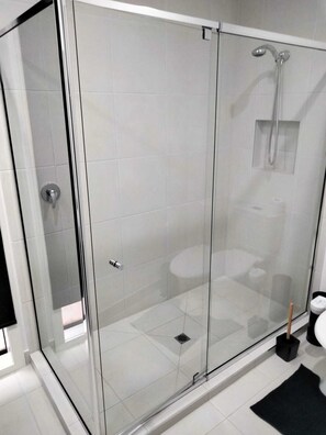Deluxe Room | Bathroom | Designer toiletries, hair dryer, bidet, towels - Modern 4 bedroom house walk to beach (St Leonards)