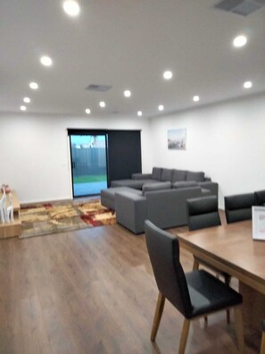 Memory-foam beds, free WiFi, bed sheets - Modern 4 bedroom house walk to beach (St Leonards)