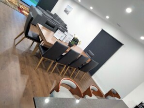 Memory-foam beds, free WiFi, bed sheets - Modern 4 bedroom house walk to beach (St Leonards)