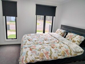 Betten mit Memory-Foam-Matratzen, kostenloses WLAN, Bettwäsche