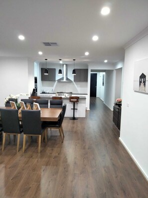 Memory-foam beds, free WiFi, bed sheets - Modern 4 bedroom house walk to beach (St Leonards)