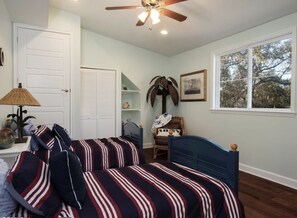6 bedrooms, free WiFi, bed sheets - Perfect Lakefront Getaway on clear deep private lake 20 min from Gainesville  (Melrose)