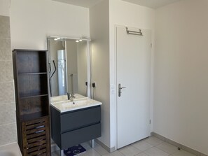 Baignoire, sèche-cheveux