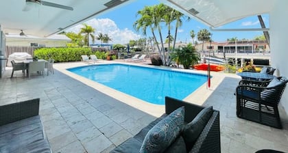 On the water-Highly rated Central location, 2 miles to downtown-beach-Kayaks