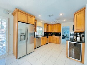 Fridge, microwave, oven, stovetop - On the water-Highly rated Central location, 2 miles to downtown-beach-Kayaks (Fort Lauderdale)