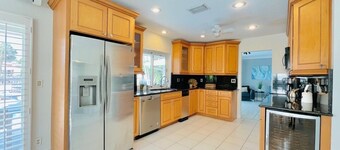 On the water-Highly rated Central location, 2 miles to downtown-beach-Kayaks