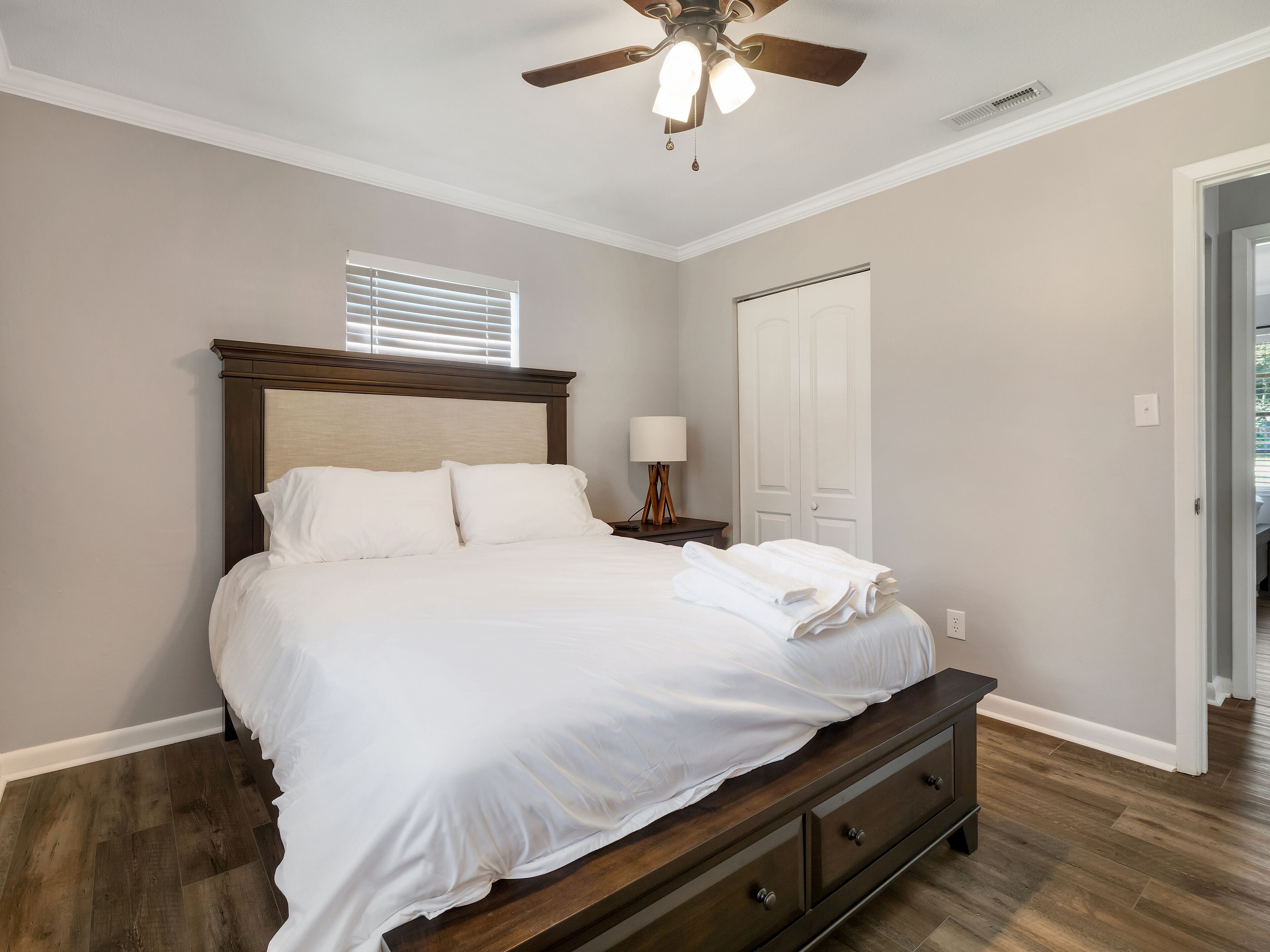 3 多间卧室、办公桌、熨斗/熨衣板、免费 WiFi