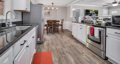 NEW! Last minute booking discount—close to Tallahassee Memorial Hospital