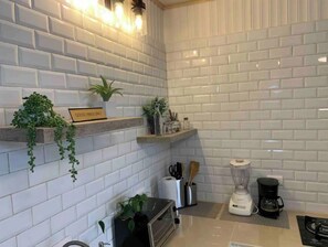 Een koelkast, een magnetron, een koffiezetapparaat/waterkoker