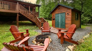 A log cabin with a wooden deck and a fire pit. - Cabin Blue Ridge-Murphy area, fast wifi, dog & family friendly, trail & hot tub! (Murphy)