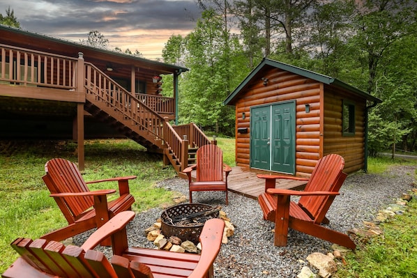 A log cabin with a wooden deck and a fire pit. - Cabin Blue Ridge-Murphy area, fast wifi, dog & family friendly, trail & hot tub! (Murphy)