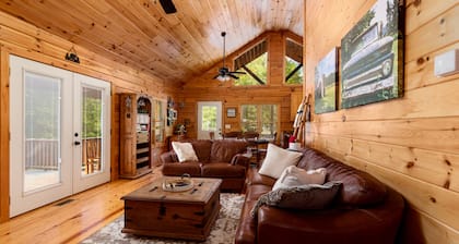 Cabin near Blue Ridge & Murphy, fast wifi-dog, family friendly with hot tub!