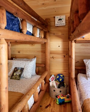 2 bedrooms, desk, travel cot, free WiFi - Cabin Blue Ridge-Murphy area, fast wifi, dog & family friendly, hot tub & trail! (Murphy)