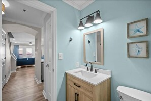 Bañera con ducha, toallas, jabón, shampoo