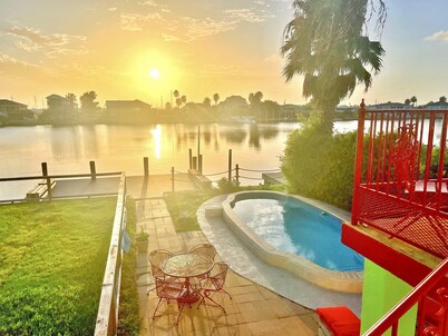 WATERFRONT! Pool! Nature's Oasis on the Island 