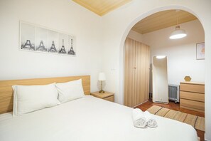 4 bedrooms, iron/ironing board, Internet, bed sheets