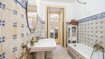 Badewanne, Haartrockner, Handtücher
