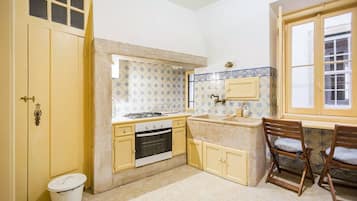 Een koelkast, een magnetron, een oven, een vaatwasser