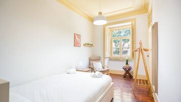 4 slaapkamers, een strijkplank/strijkijzer, internet, beddengoed