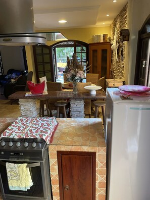 Geladeira, fogão, cooktop, cafeteira/chaleira
