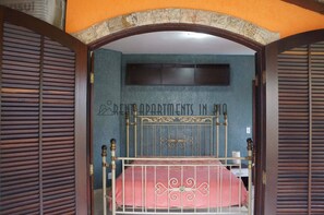 4 quartos, escrivaninha, ferros/tábuas de passar roupa