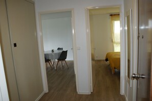 Ein Flur mit Essbereich und Schlafzimmer.