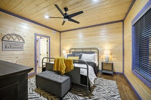 3 slaapkamers, een bureau, een strijkplank/strijkijzer, reisbedje