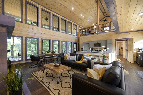 TV connectée, cheminée, jeux vidéo, baby-foot