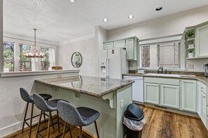 冰箱、微波炉、烤箱、炉灶