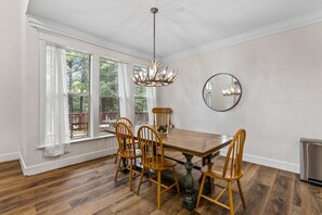 Dining - Bunk-Bed House Nestled in the Trees (Flagstaff)