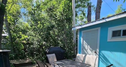 Bright & Blue Grand Beach beach house!