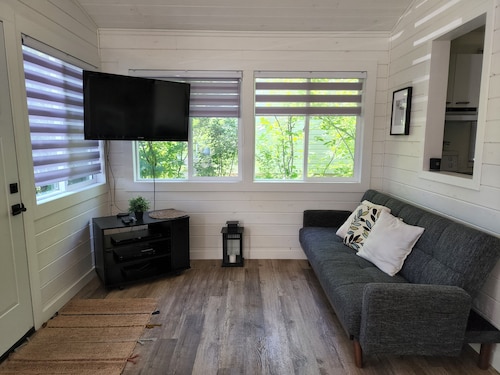 Bright & Blue Grand Beach beach house!