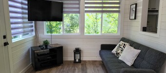 Bright & Blue Grand Beach beach house!