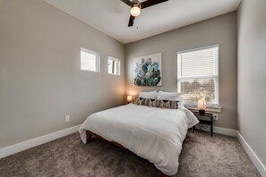 4 bedrooms - Dallas Delight - Modern Texan Style Home (Dallas)